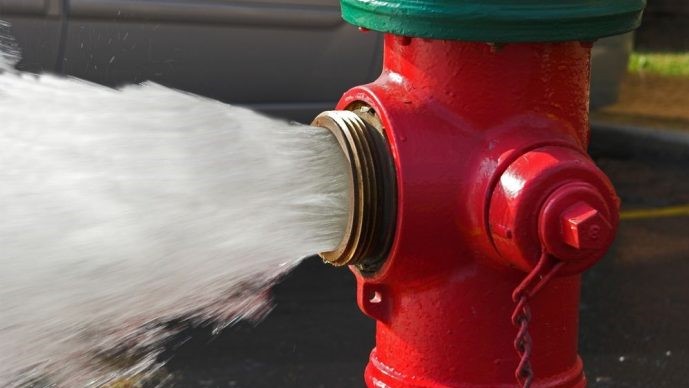 Ambulante preleva acqua dall'idrante comunale per pulire ...