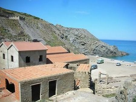 Costruzione abusiva - Sanatoria - Requisiti - Doppia conformi...
