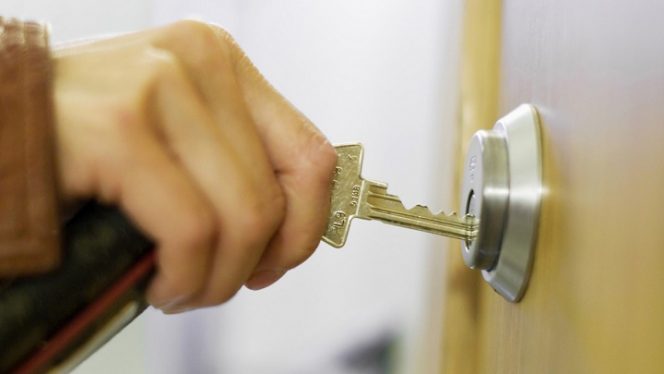 Il coniuge che, dopo la separazione, entra nella casa assegna...