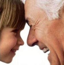 Nonno trattiene la nipote per impedire al padre di vederla. N...