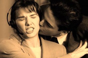 Il tentato bacio sulle labbra diventa un bacio sulla guancia:...