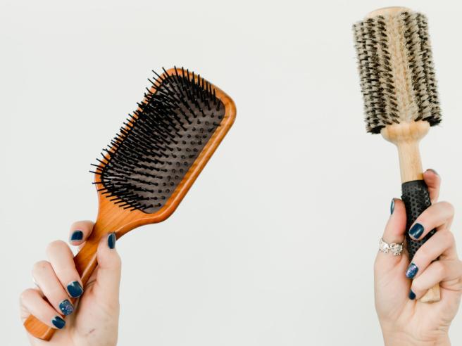 L'uso di una spazzola per capelli durante un litigio inte...