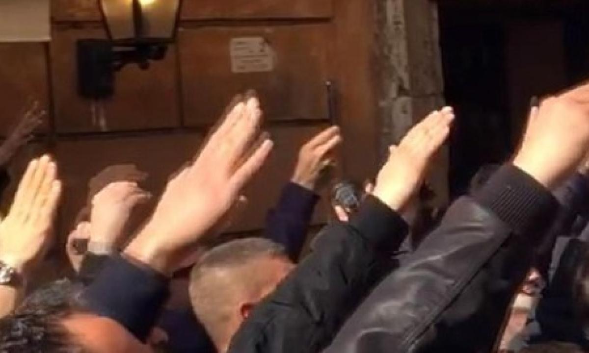 La condotta tenuta nel corso di una pubblica manifestazione c...