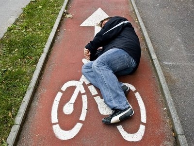 Guida la bicicletta con tasso alcolemico 2,96 g/l. A bordo an...