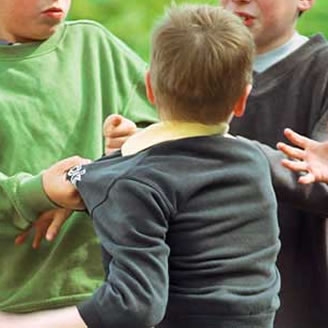 Un minore viene allontanato dalla scuola per aver commesso at...