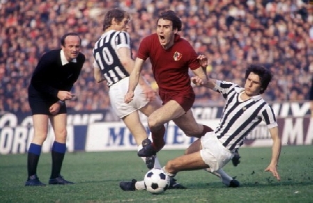Derby Torino-Juventus: tifoso torinese lancia un seggiolino c...
