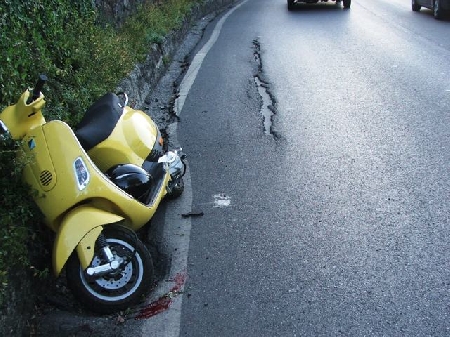 Cade con il motorino a causa di una buca sul manto stradale. ...
