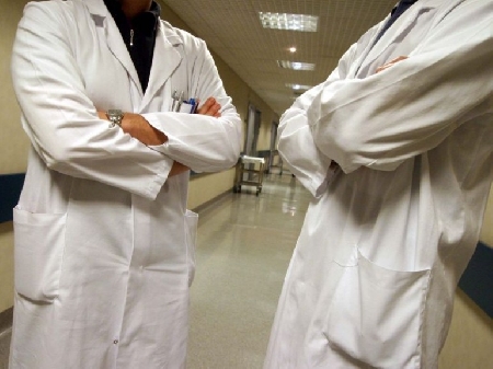 Primario impedisce ad altro medico di entrare in sala operato...