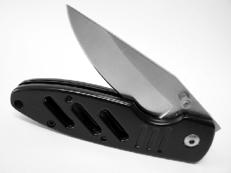 Viene trovato, nel cruscotto dell'auto, un coltello a serrama...