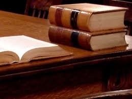 Un uomo è accusato di tentata violenza sessuale e di violenza...