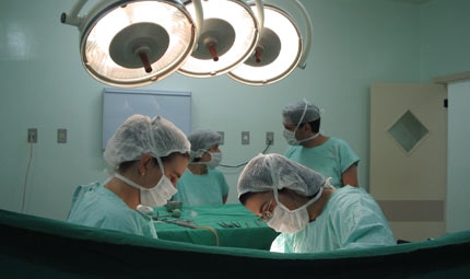 Neonato muore dopo il parto cesareo. Il ginecologo fa parteci...