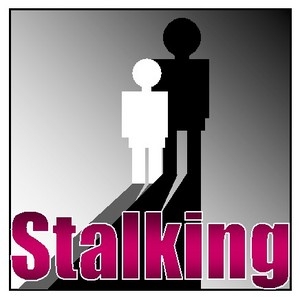 Due fratelli accusati di stalking. Uno dei due è il promotore...