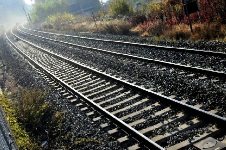 Il passaggio a livello viene lasciato con le sbarre alzate pe...