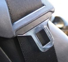 Automobilista invade altra corsia, collide con altra auto il ...