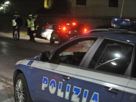 Fugge alla polizia e passa con il rosso urtando un'auto e cag...