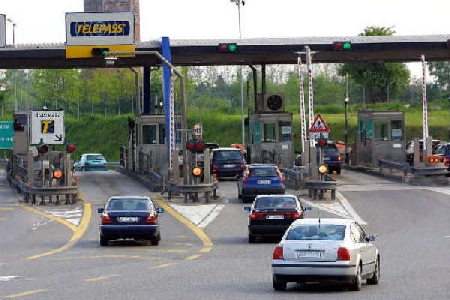 Per 28 volte passa il casello autostradale senza pagare pedag...