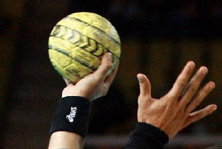 Insegnante aggredito durante una partita di pallamano da un e...
