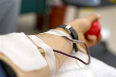 Trasfuzione sangue infetto. Si ricovera per partorire. Le pra...