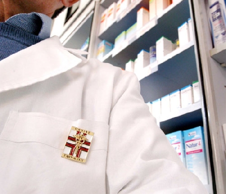 Farmacista di turno chiude la farmacia e appende un cartello ...
