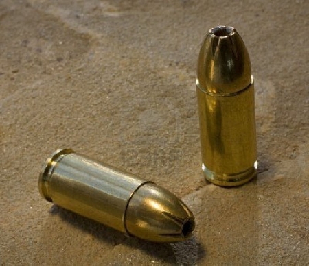Lite di condominio. Un colpo di pistola, ad altezza d'uomo e ...