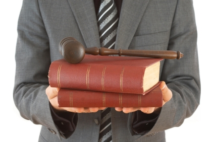 Il Tribunale lo obbliga ad allontanarsi dal domicilio coniuga...
