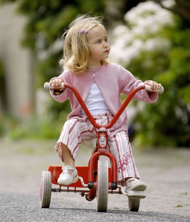 Un bambino di tre anni scende dalla bicicletta della nonna e ...