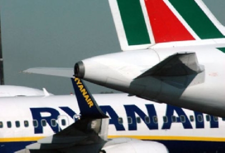 I passeggeri di un volo che arriva in ritardo con tre ore o p...