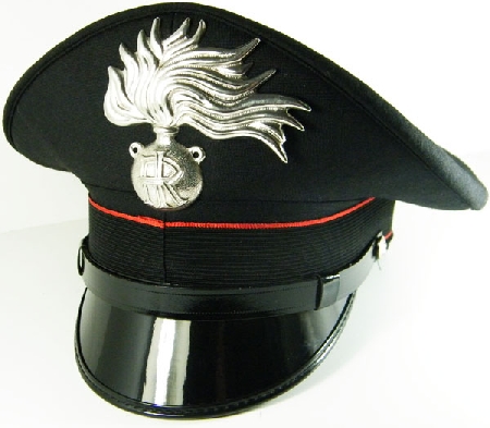 Fa finta di essere carabiniere e si fa consegnare da due anzi...