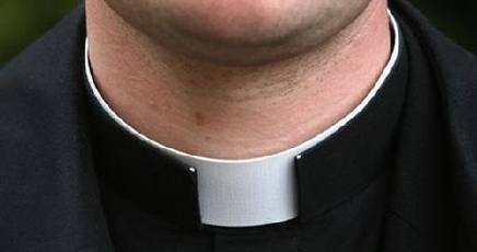 Il parroco che induce la mamma di una ragazzina infradecenne,...