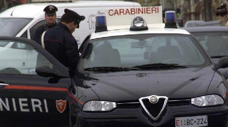 Un camionista trasporta sul suo autocarro la moglie. Fermato ...