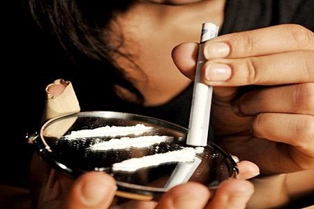 Lavora in una scuola, in cucina e sniffa cocaina: legittimo l...