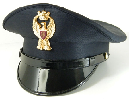 Ispettore di polizia induce direttore di un poligono a farsi ...