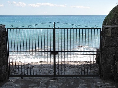 Il Comune ordina la demolizione di un cancello che consentiva...