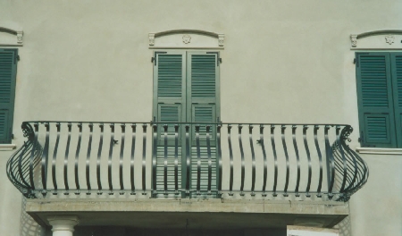Un uomo cerca di buttare l'avvocatessa dal balcone perchè sco...