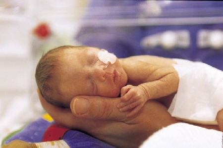 Bimbo nasce prematuro e viene diagnosticata una tetraparesi s...