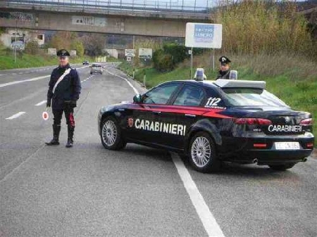 Durante un controllo in una autovettura uno degli occupanti, ...