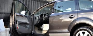 Rimanere con lo sportello aperto sulla sede stradale integra ...