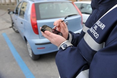 Se mancano le strisce bianche il cittadino può parcheggiare s...