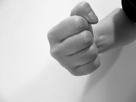 Due amici, ubriachi, duellano per strada per un fallo subito ...