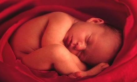 La nonna e la madre uccidono una bambina appena nata. Lo stat...
