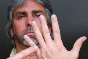 La moglie lo tradisce e lui tenta la riconciliazione che vien...
