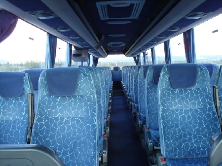 In autobus: si siede accanto ad una minore per toccarle la co...