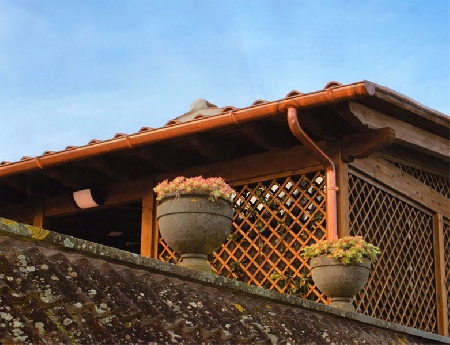 Veranda coperta con una struttura in legno. Veduta a