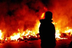 Operai danno fuoco ad alcuni rifiuti. Mancando l'autorizzazio...