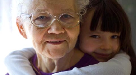 Una madre minaccia il figlio di non fargli vedere più la nonn...