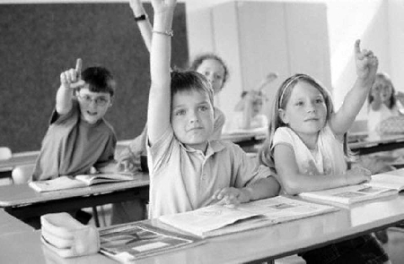 Lo scuolabus lascia un'alunna davanti i cancelli della scuola...