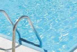 Un bambino cade nella piscina ad uso pubblico gestita dall'az...