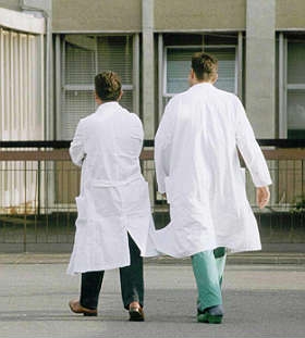 Due docenti della facolta di medicina sono padre e figlio. La...