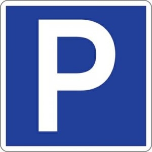Un automobilista parcheggia la proprio auto e prende il metrò...