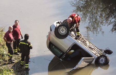 Un'auto finisce nel fiume e la conducente muore. Anche se man...